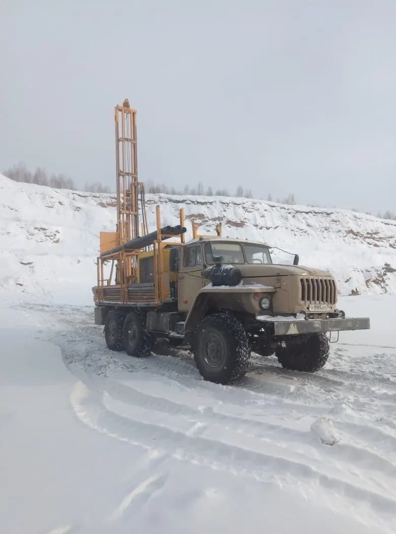 Буровая установка Урал на заснеженном участке