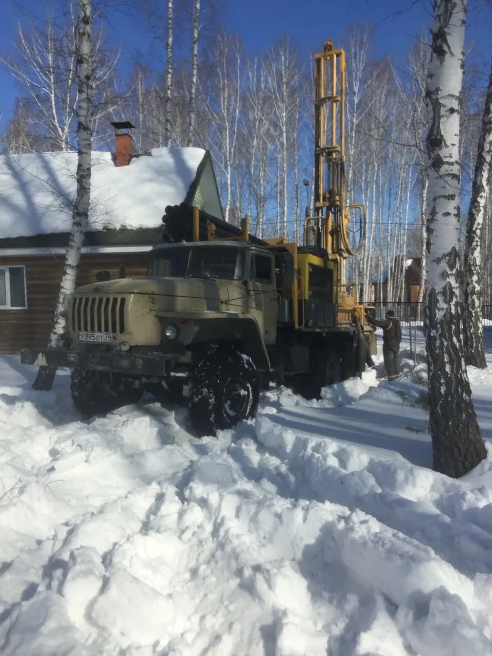 Буровая установка Урал рядом с домом зимой